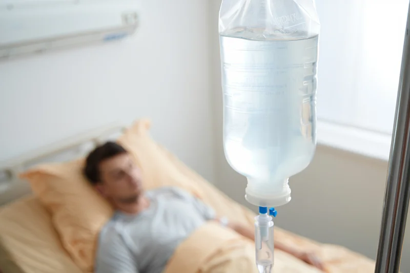 Мужчина лежит на больничной койке